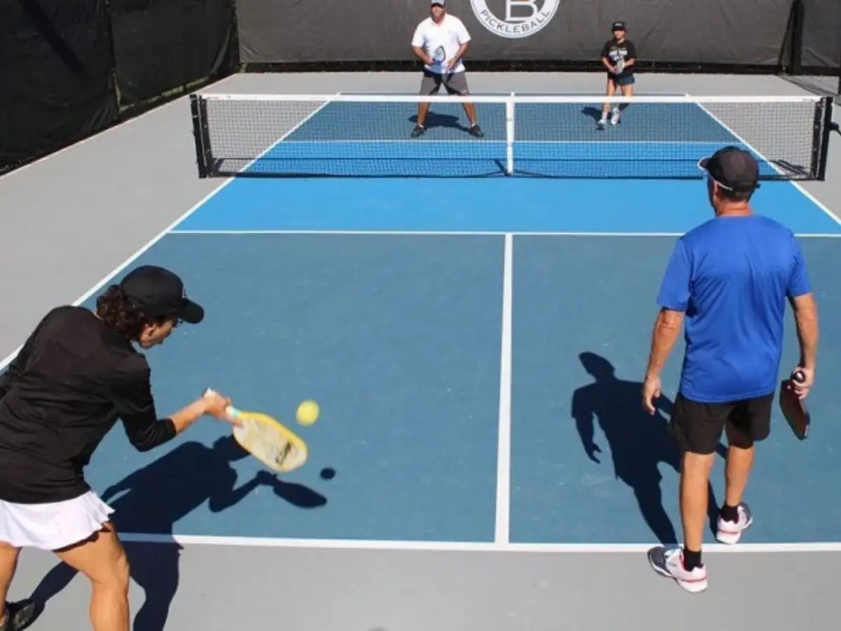 Những Mẹo Giúp Bạn Giao Bóng Pickleball Chuẩn Và Tự Tin Hơn Mỗi Ngày