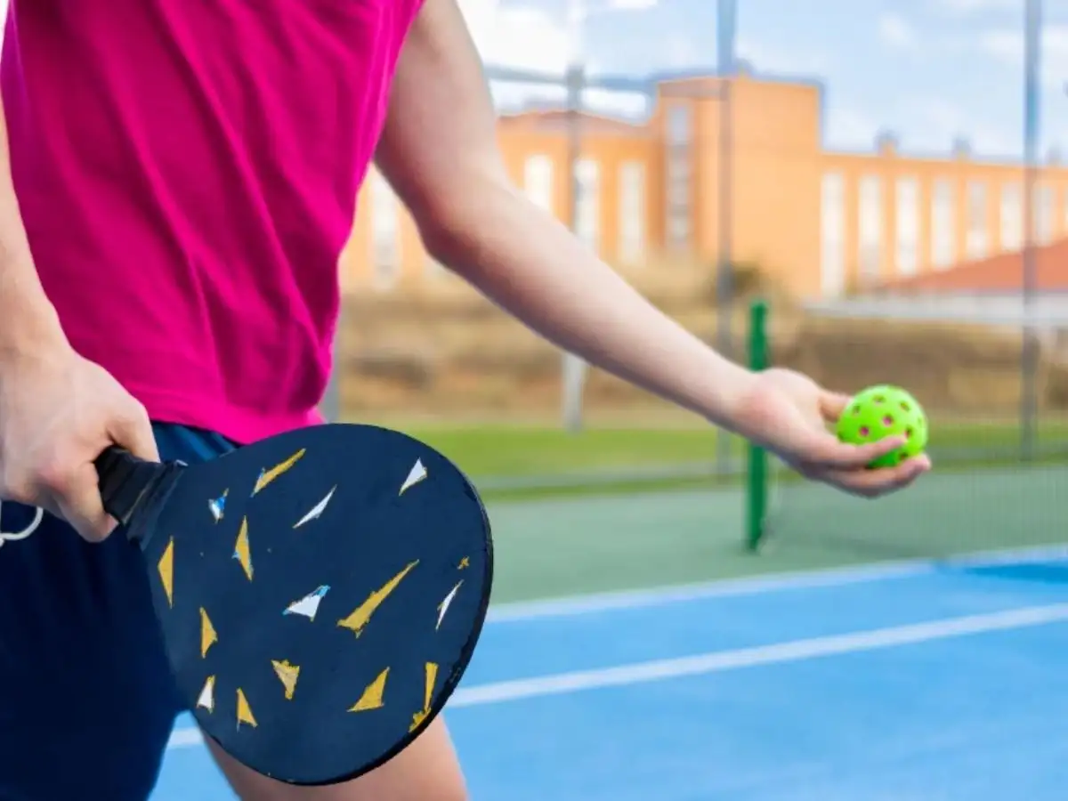 Kỹ thuật giao bóng "underhand" đúng cách
