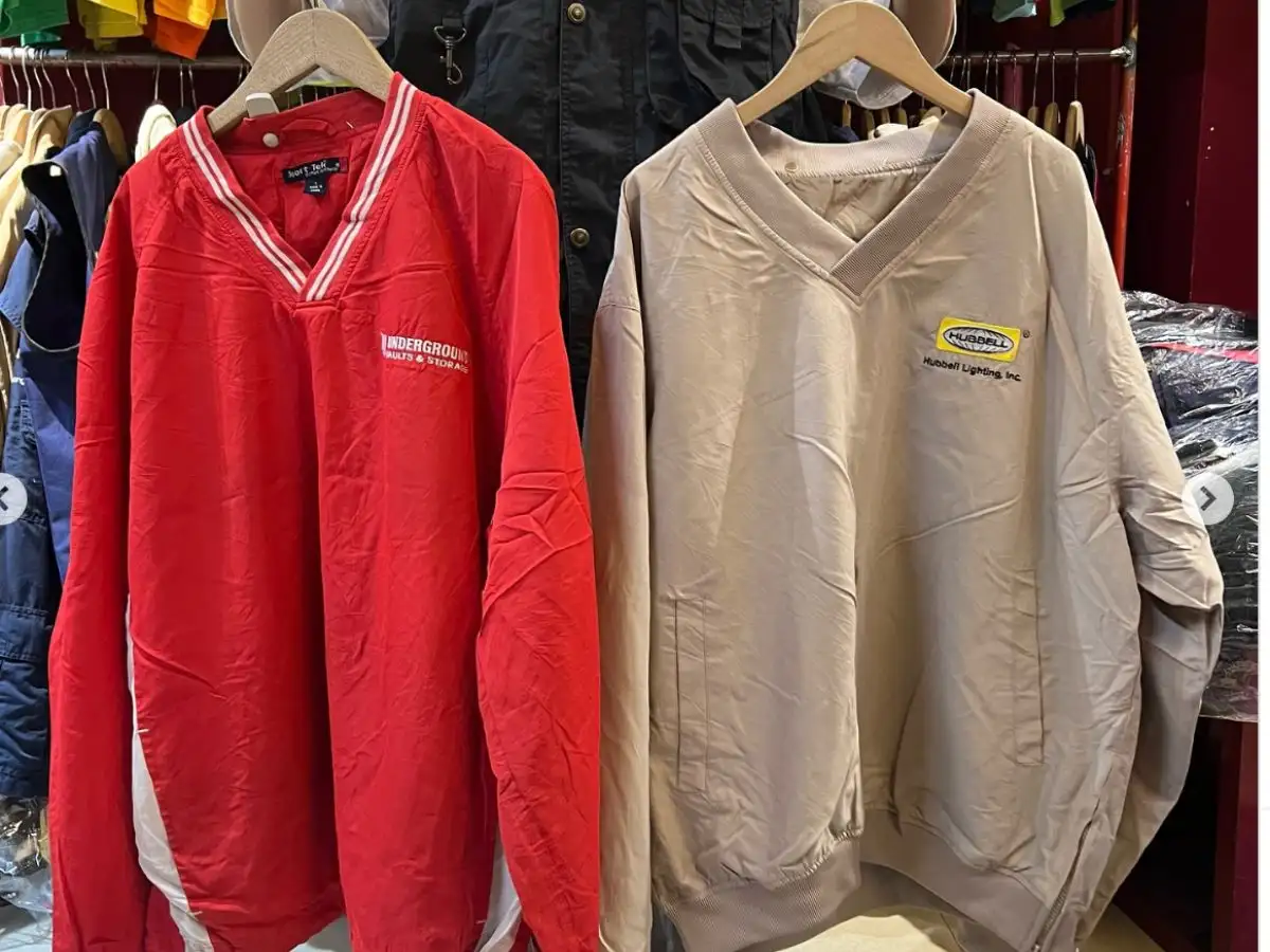 Các bạn trẻ đang lựa đồ tại AT Vintage
