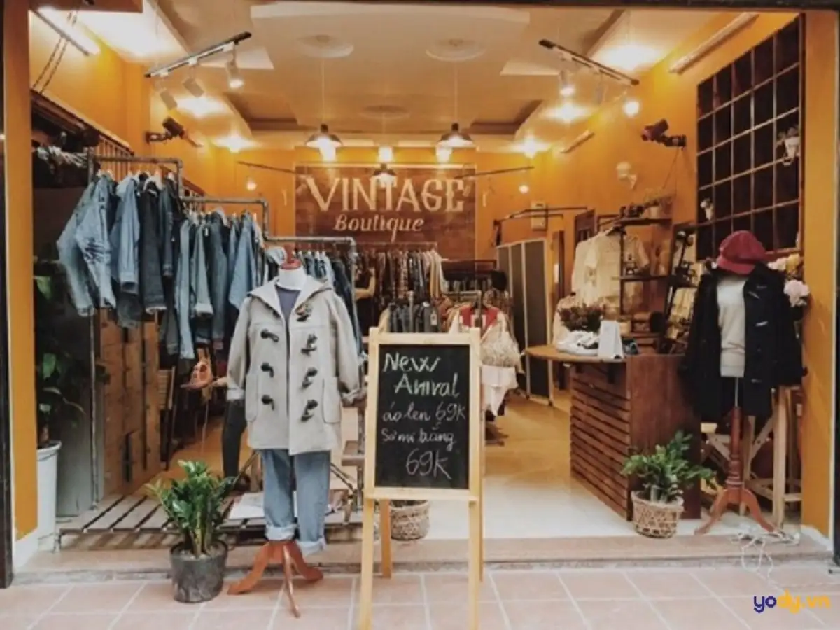 Vintage Boutique với nhiều đồ vintage được trưng bày