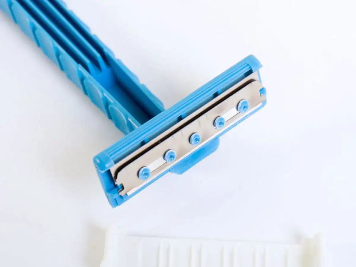 Giải đáp thắc mắc thường gặp về dao cạo râu nhựa