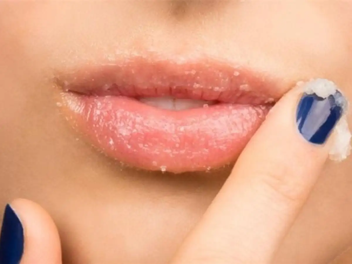 Quên hoặc lười tẩy trang môi mỗi tối