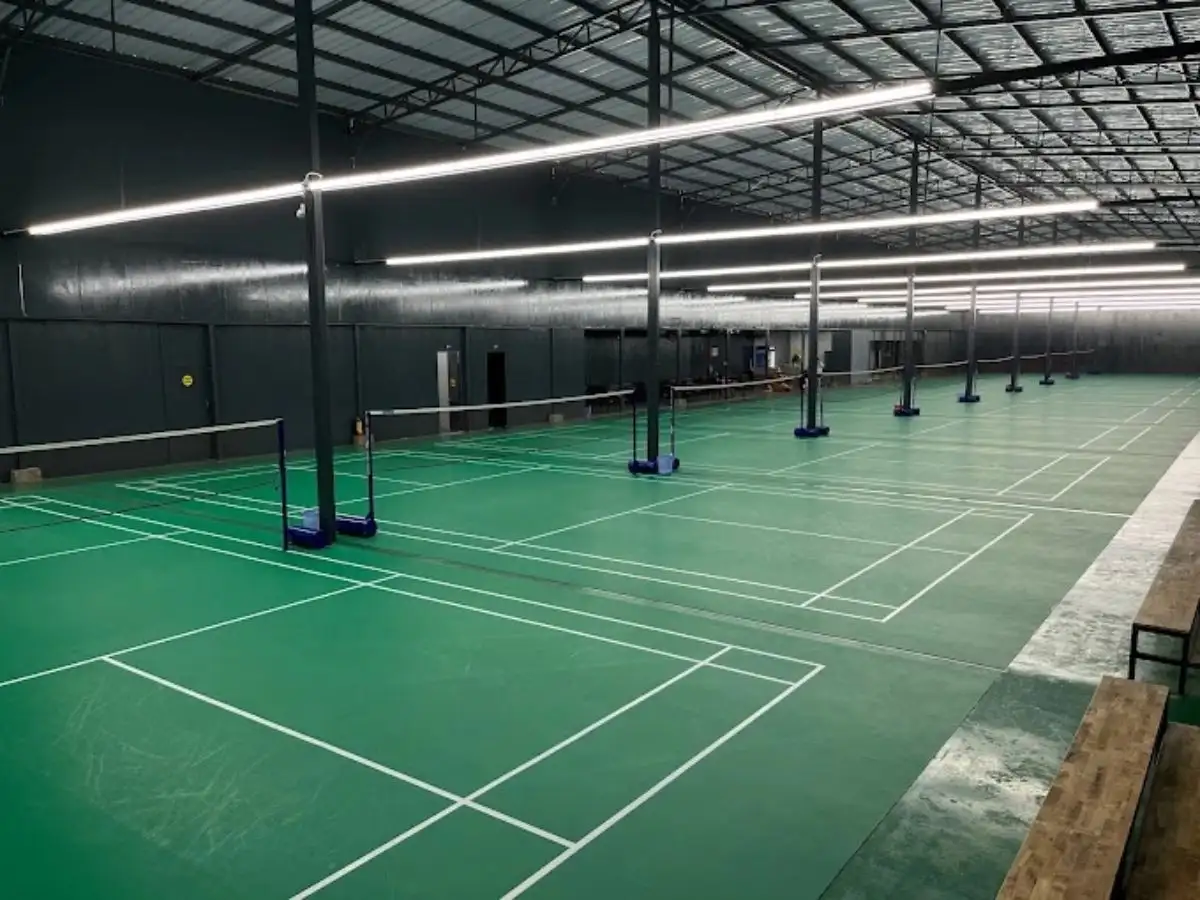 Sân Nơ Trang Long là sân mới, cơ sở vật chất tốt, thảm cao su xanh