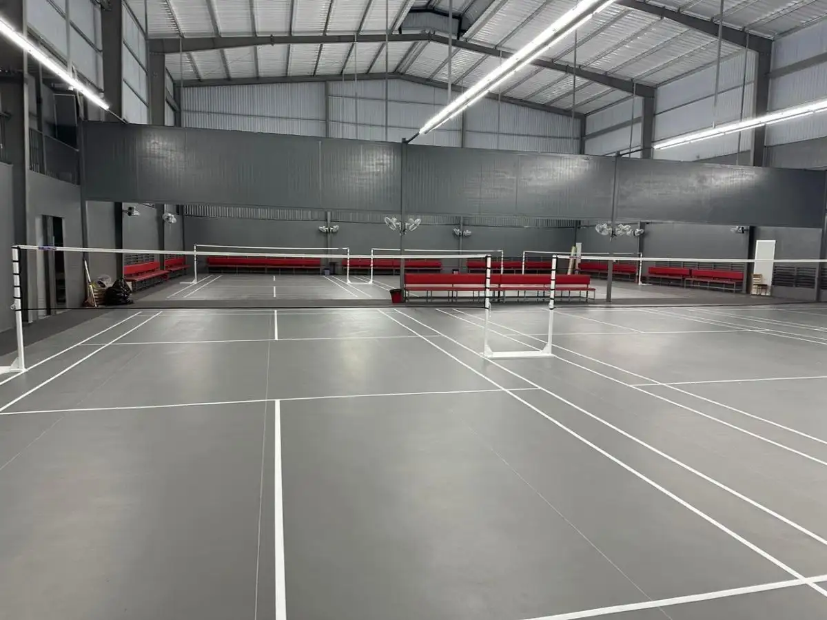 Sân R Sport Nguyễn Xí có vị trí mặt tiền, dễ tìm