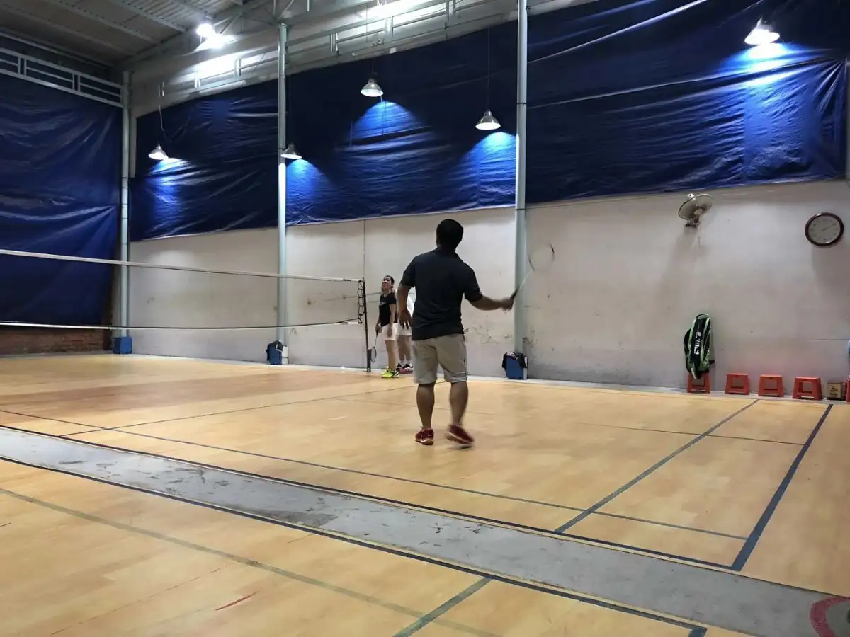 Sân Kim Cúc có quy mô nhỏ hơn nhưng giá cả phải chăng