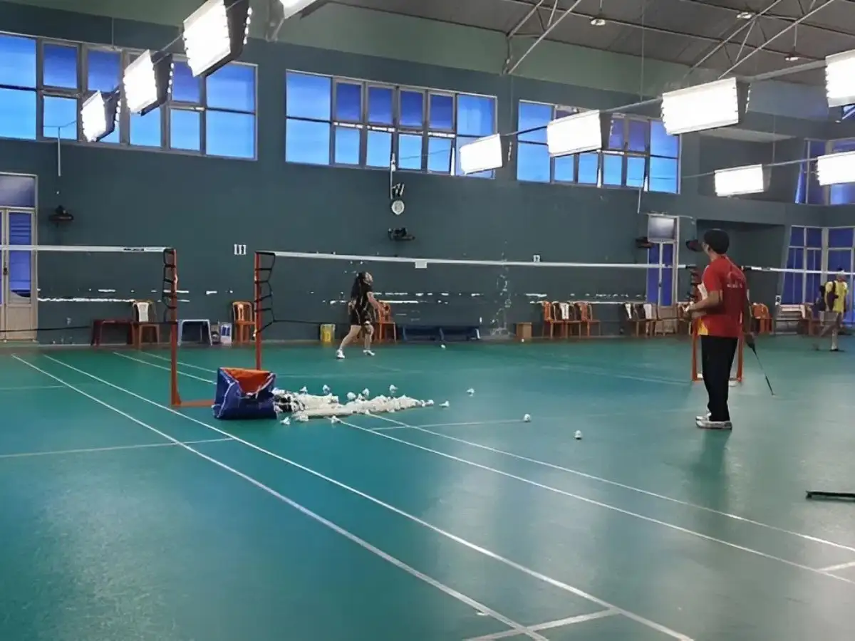 Sân Cầu Lông Chu Văn An nằm trong khuôn viên trường học