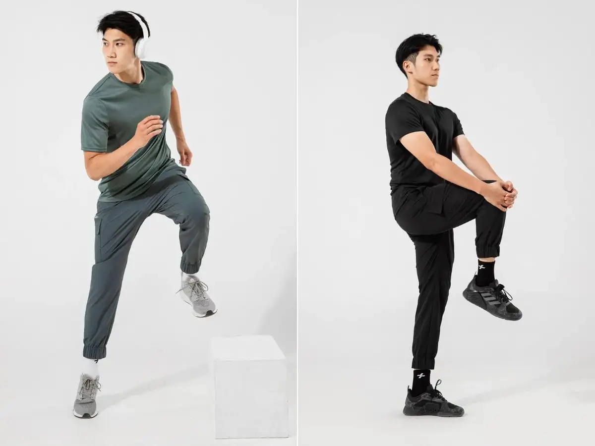 Áo thun form rộng hoặc oversize đi cùng jogger/cargo tạo nên một tổng thể thoải mái và cá tính