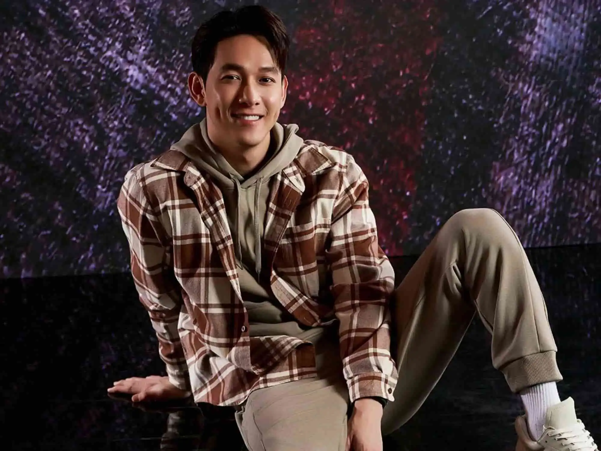 Áo sơ mi Flannel dày dặn khoác ngoài áo thun, phong cách layering cá tính