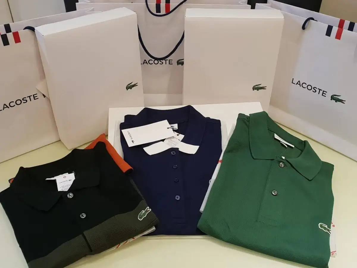 Một số yếu tố bao bì như túi đựng có in logo Lacoste, tag giấy đi kèm, hay tem chống giả cũng có thể cung cấp thêm thông tin 