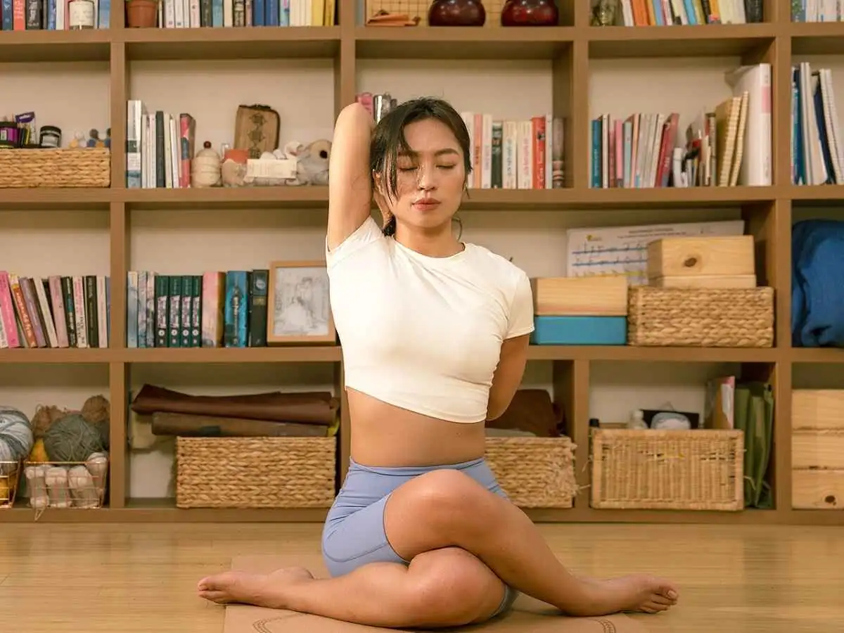 Áo thun tập yoga form ôm nhẹ, chất liệu mềm mại, phù hợp cho buổi tập nhẹ nhàng.