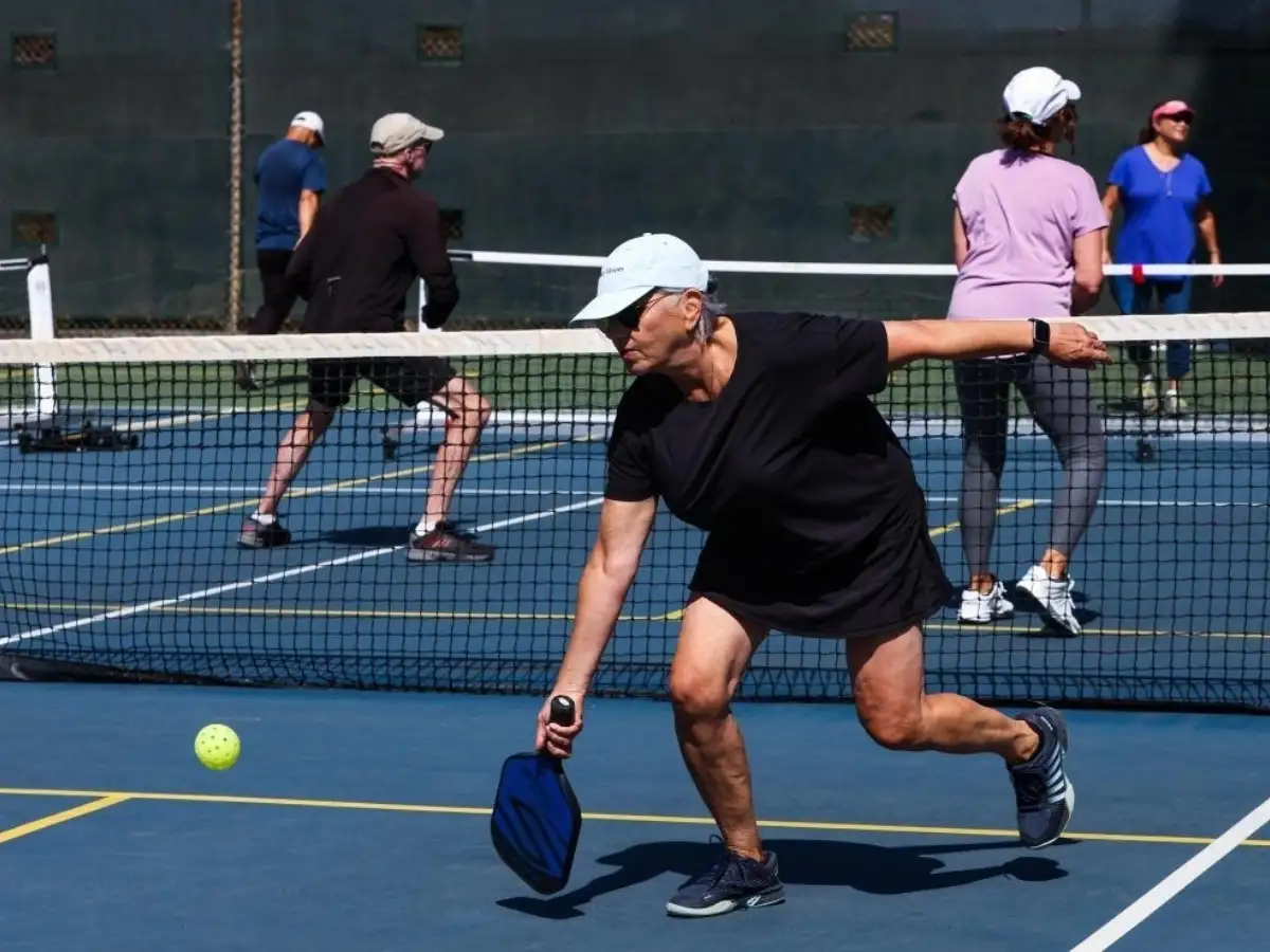 Khi đánh Pickleball cần giữ thăng bằng