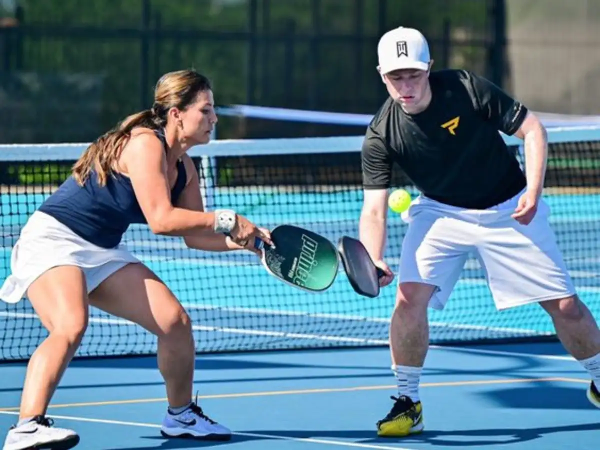 Khi bóng đang gần lưới sẽ là cơ hội để bạn thực hiện cú ATP trong Pickleball 