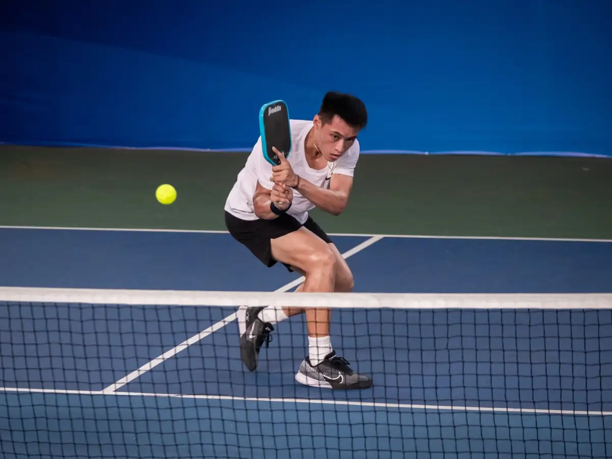 Động tác vung vợt khi thực hiện cú ATP, tập trung vào kỹ thuật hơn là sức mạnh