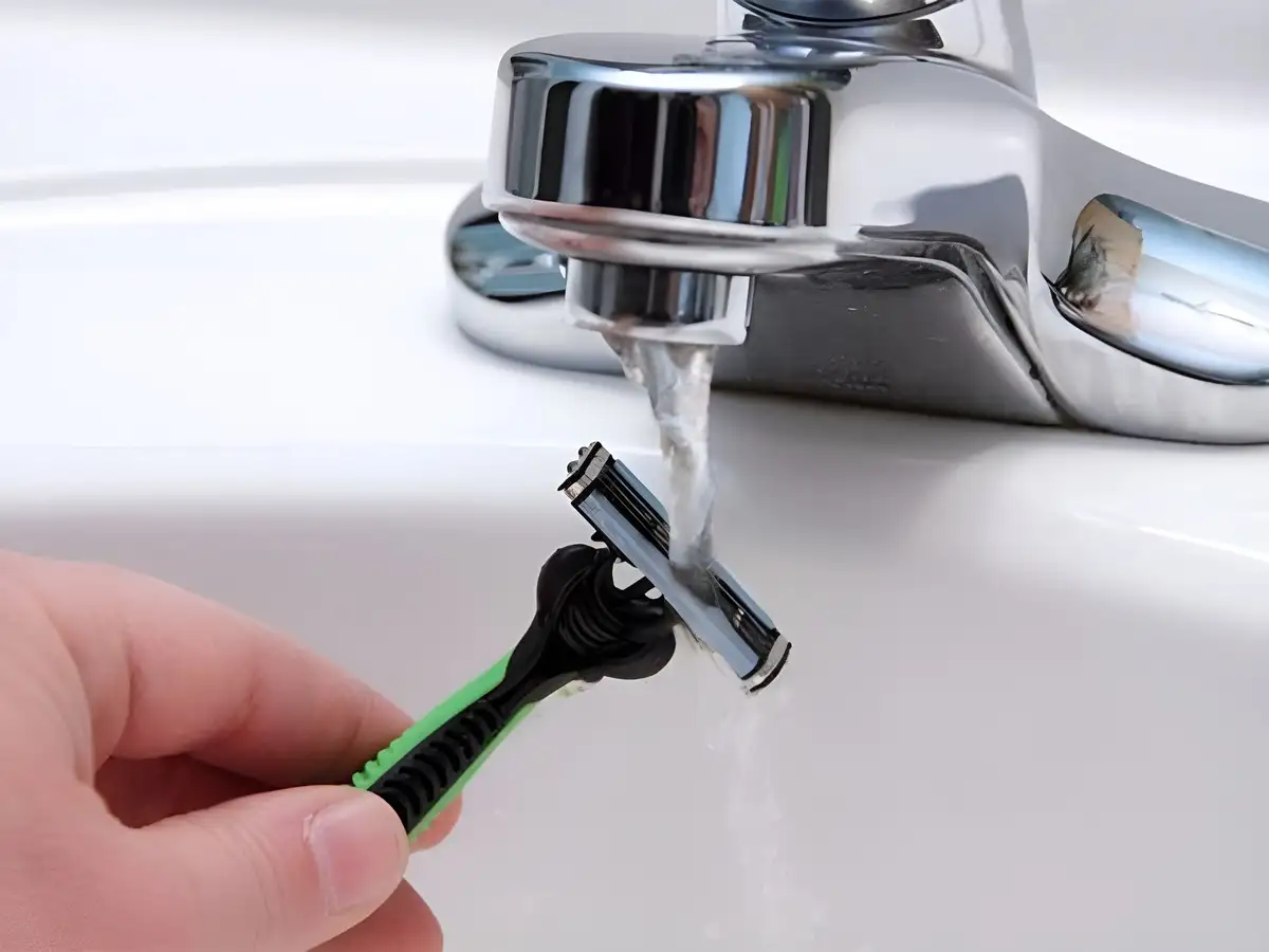 Ngay sau khi cạo, bạn nên rửa dao cạo dưới vòi nước ấm để loại bỏ lớp kem cạo và dầu nhờn bám lại
