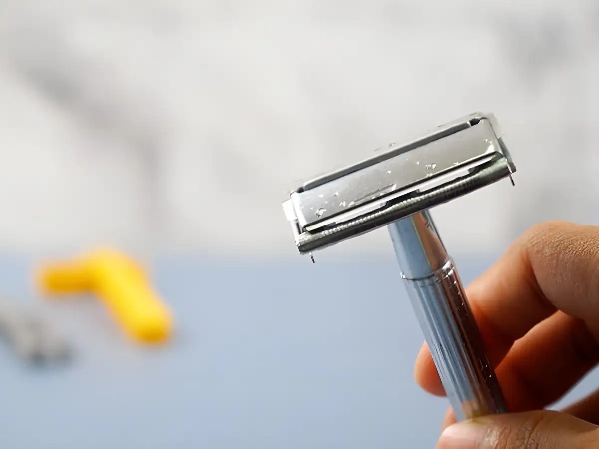 Tiếp theo hãy loại bỏ kỹ râu thừa và kem cạo