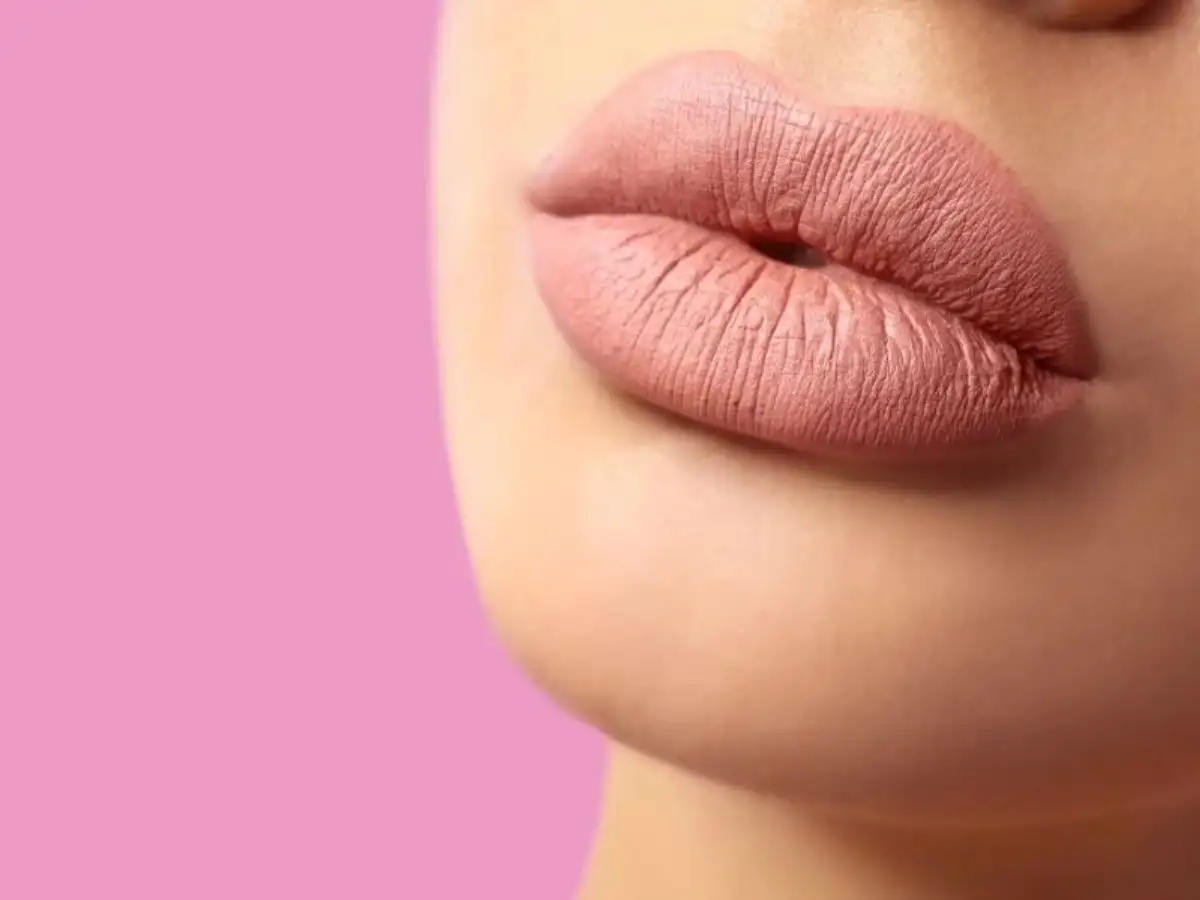 Son kem lì thường chứa nhiều bột màu, ít thành phần dưỡng