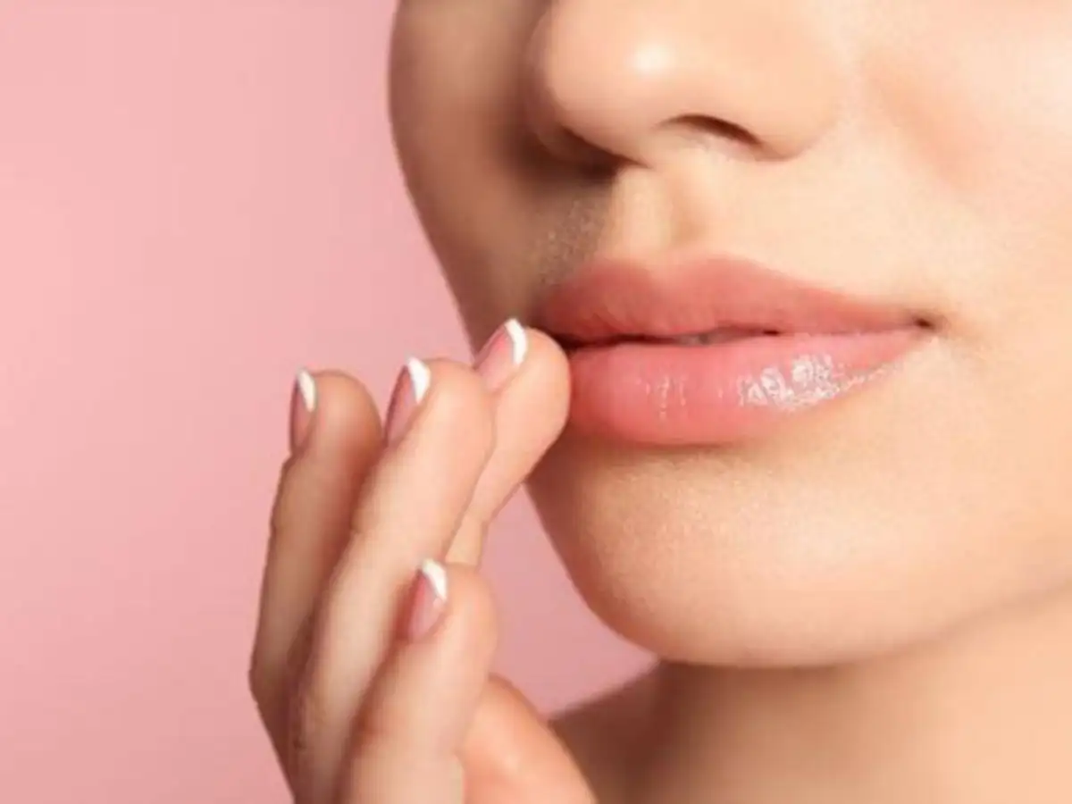 Dưỡng ẩm là bước không thể thiếu để môi mềm mại, giảm thiểu tình trạng khô căng
