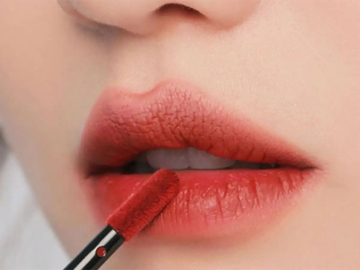Kiểu đánh son lòng môi mang lại vẻ trẻ trung, tự nhiên