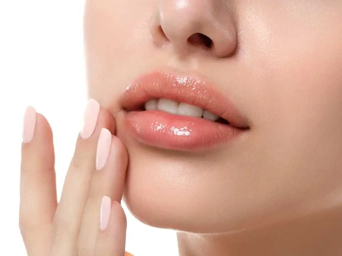 Để son môi không bị khô hay lộ vân môi, bạn cần luôn nhớ dưỡng môi hàng ngày