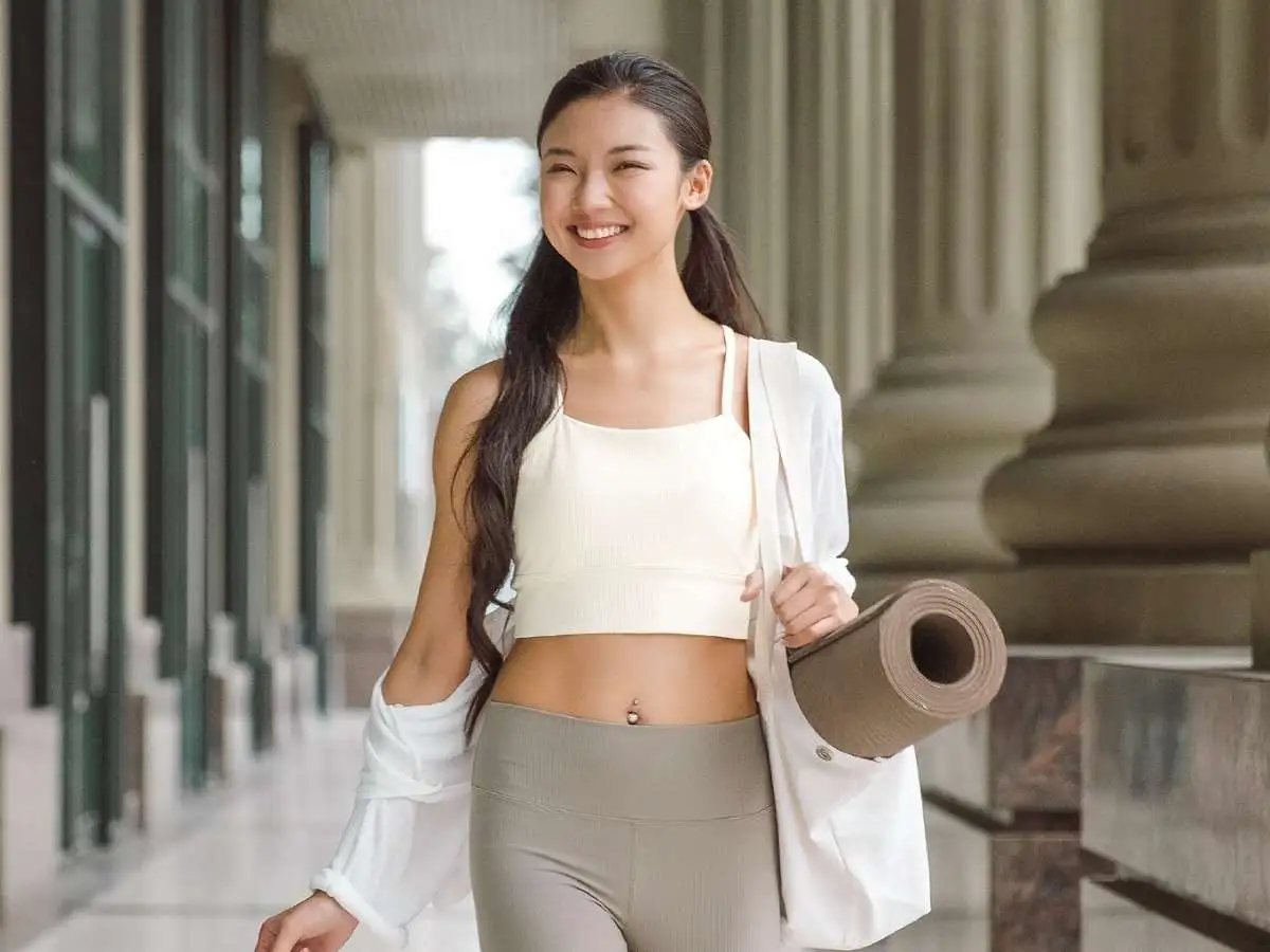 Bra thể thao hỗ trợ nhẹ đến trung bình, thiết kế ôm sát với dây bản to nâng đỡ hiệu quả.