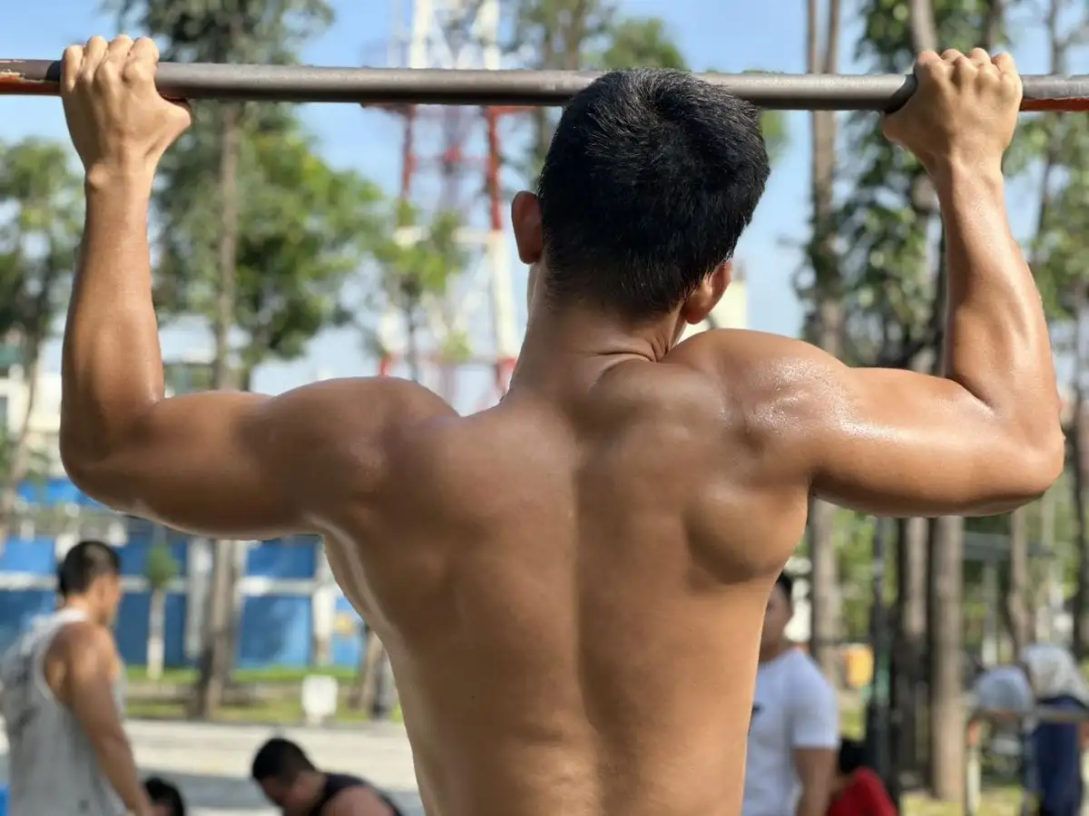 Lỗi sai thường gặp khi tập vai và cách khắc phục