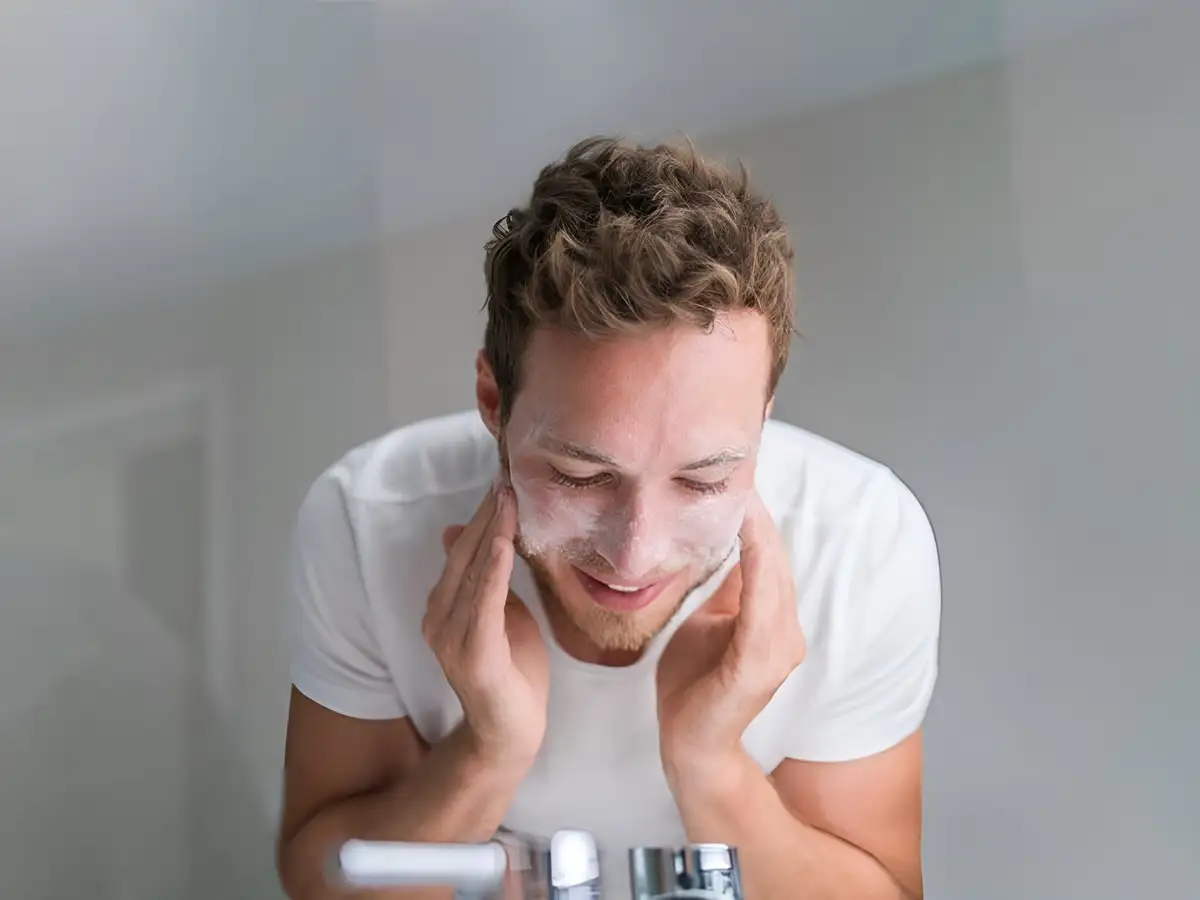 Mục đích của việc rửa mặt buổi sáng là loại bỏ dầu thừa, mồ hôi và bụi bẩn tích tụ sau một đêm