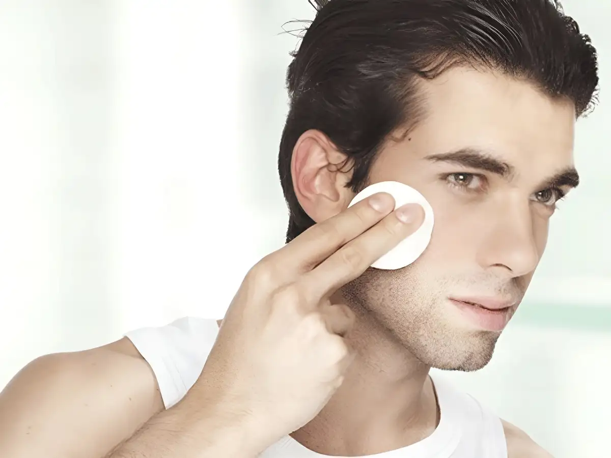 Tẩy trang là bước đầu tiên và không thể thiếu trong chu trình chăm sóc da buổi tối