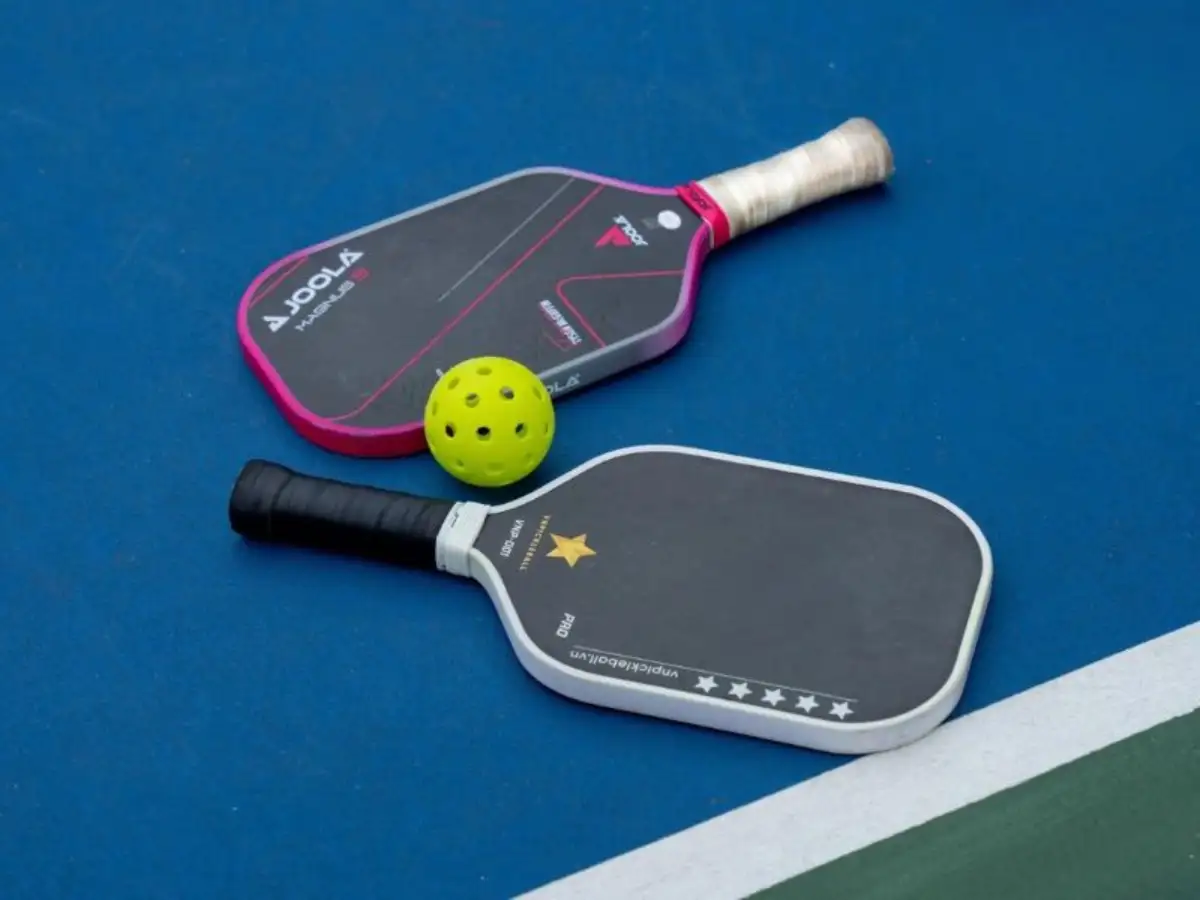 Các loại tem thường thấy trên vợt Pickleball chính hãng: tem chống giả, tem bảo hành, tem nhà phân phối