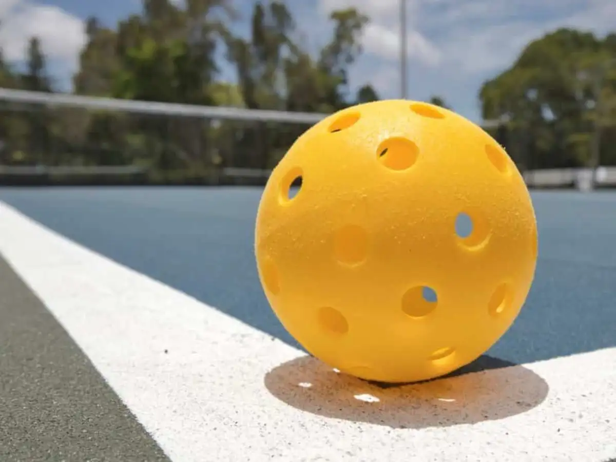 Bóng outdoor có các màu sắc sáng và nổi bật