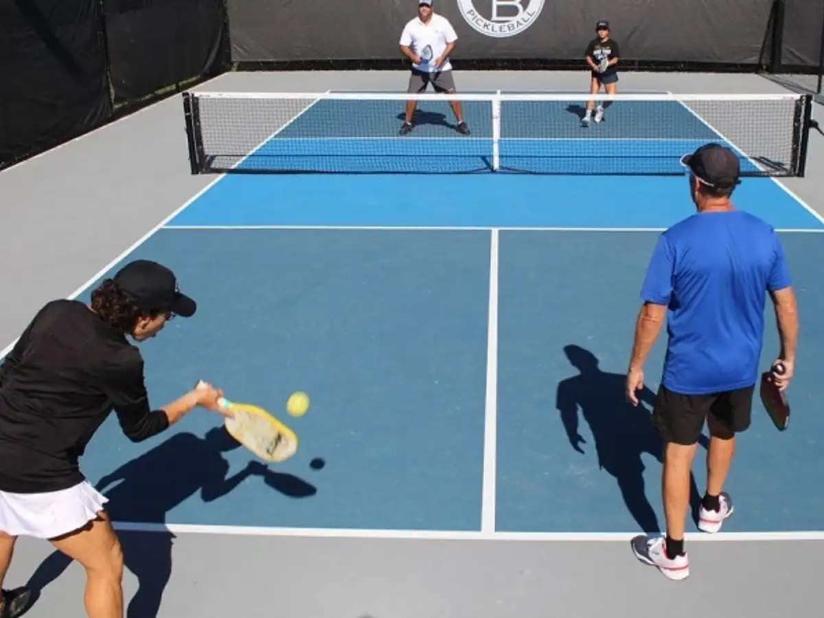 Volley" là một cú đánh được thực hiện khi người chơi đánh bóng trực tiếp trên không