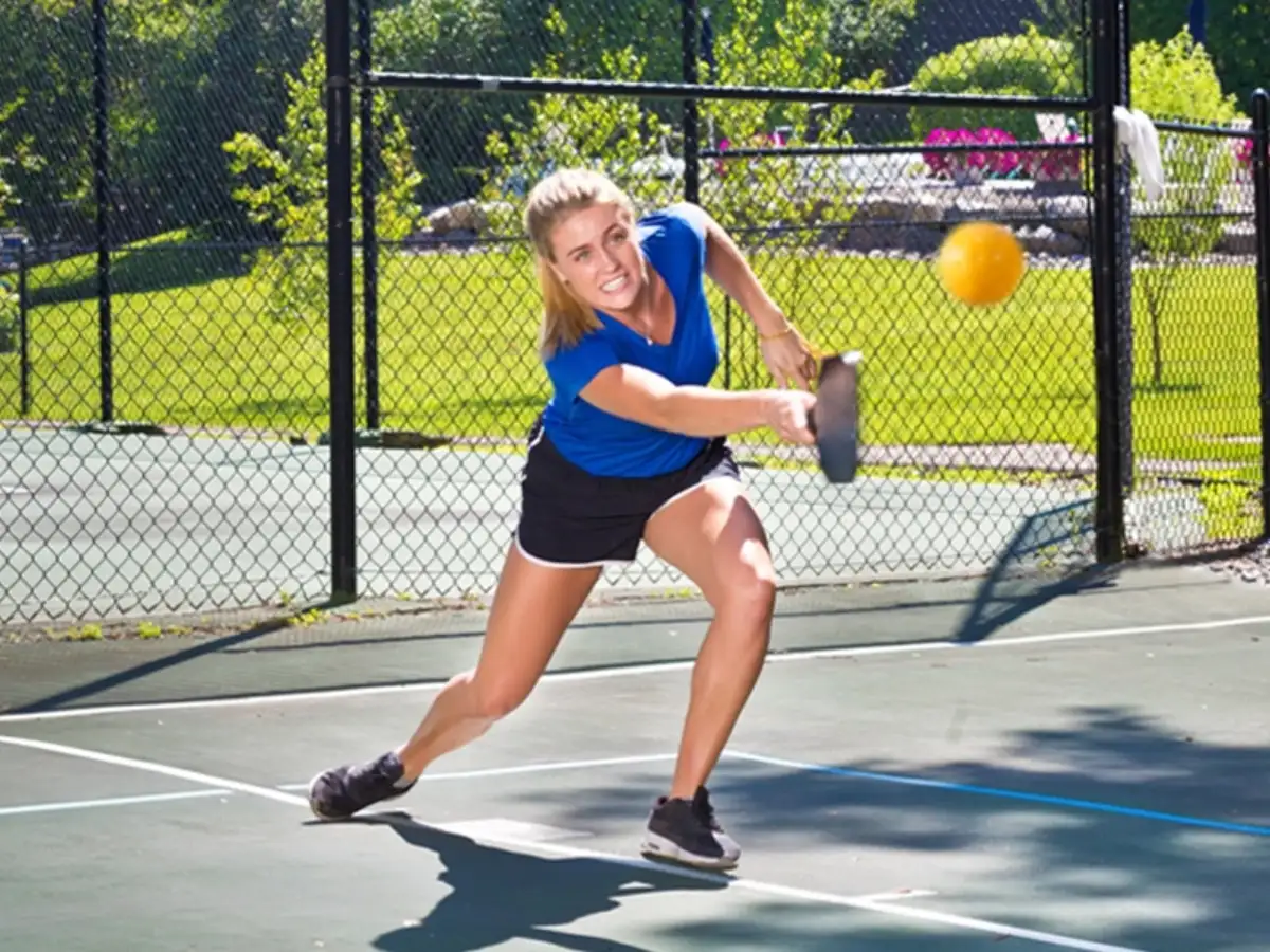 Người chơi Pickleball thực hiện cú Smash uy lực