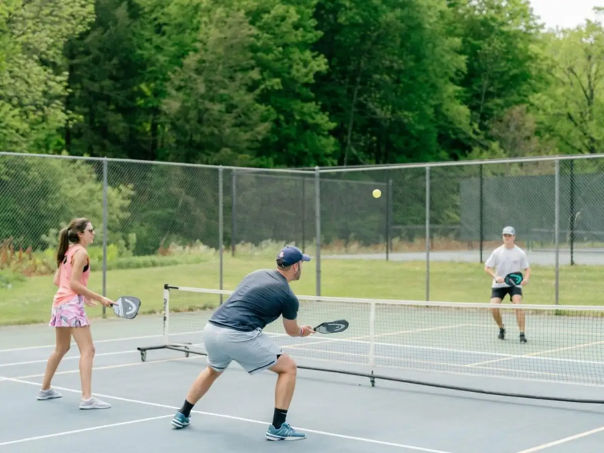 Out là lỗi bóng Pickleball rơi rõ ràng ra ngoài vạch biên