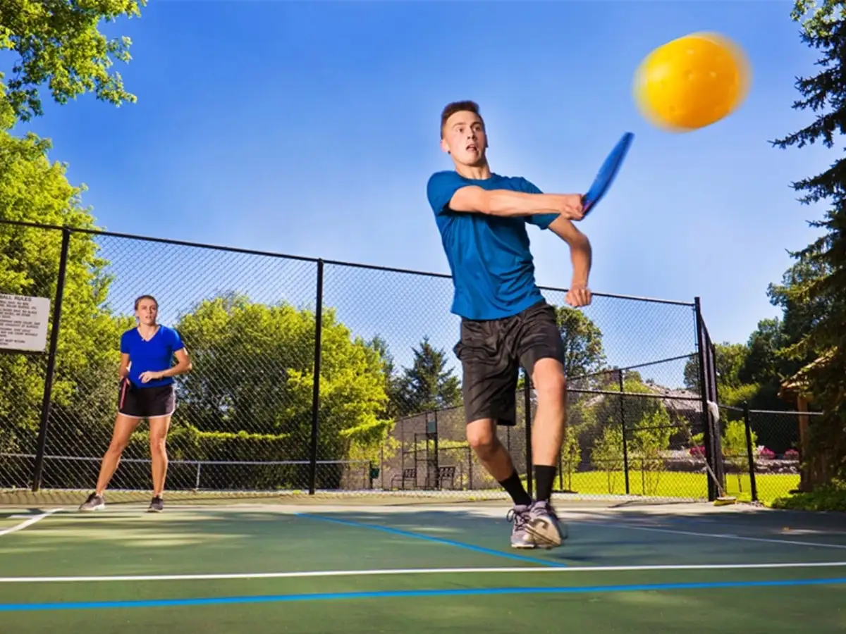 "Side-Out" xảy ra khi đội đang giao bóng phạm phải một lỗi theo luật Pickleball