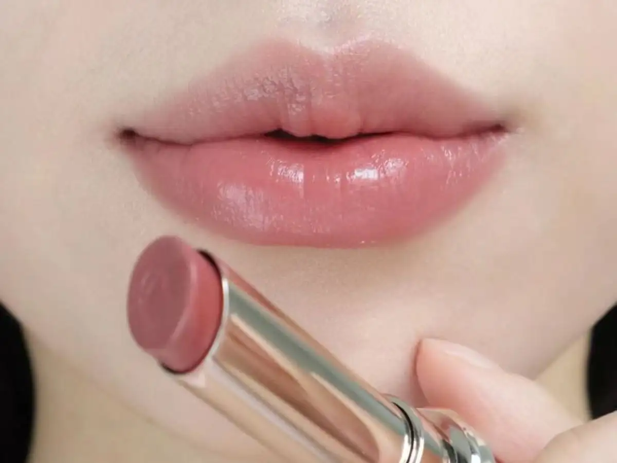Để đảm bảo son lên môi đẹp, tự nhiên, hãy áp dụng các mẹo nhỏ