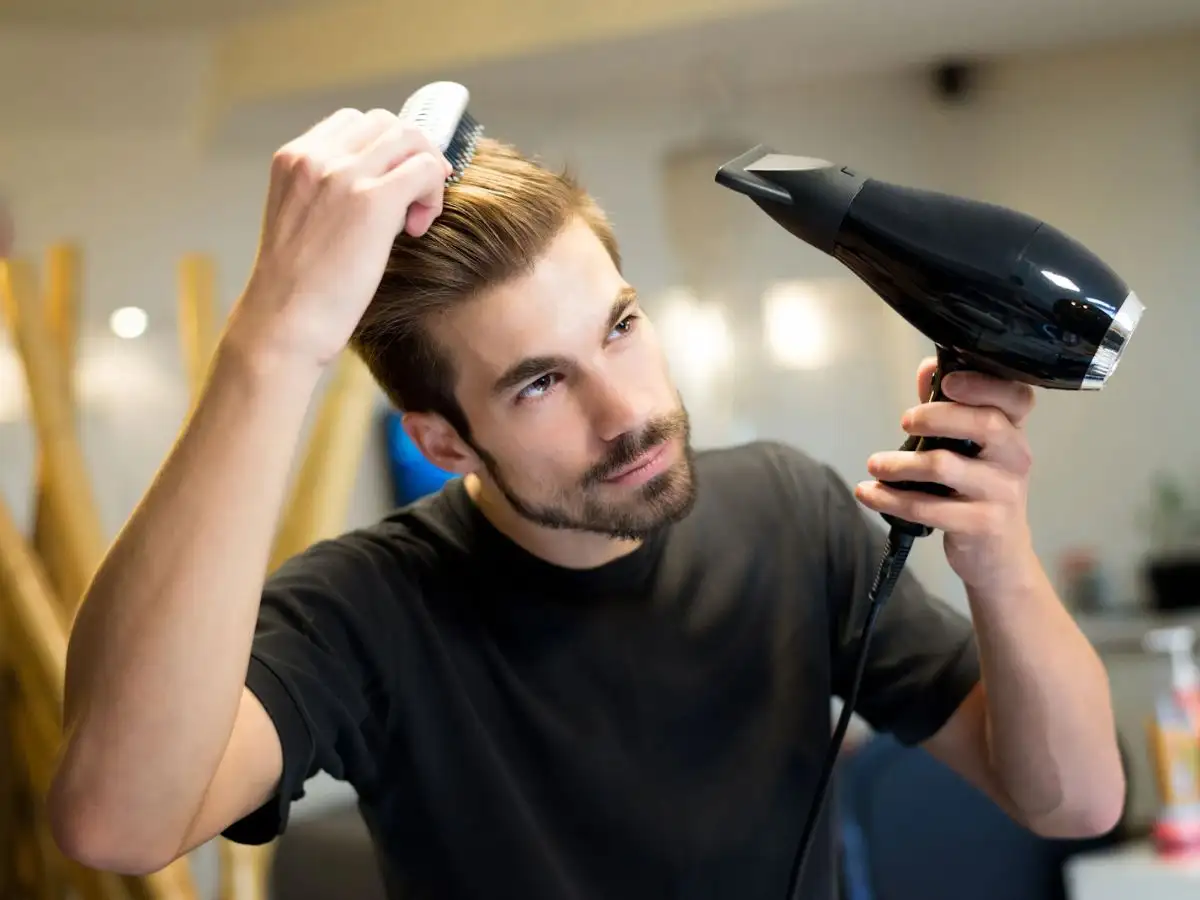 Sấy tóc ở nhiệt độ vừa phải để tránh gây hư tổn