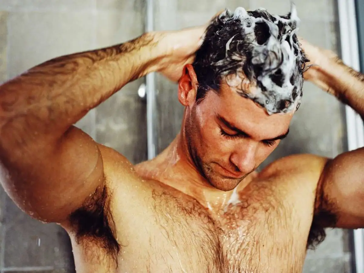Gội đầu bằng nước ấm, massage nhẹ nhàng và làm sạch hoàn toàn bằng nước