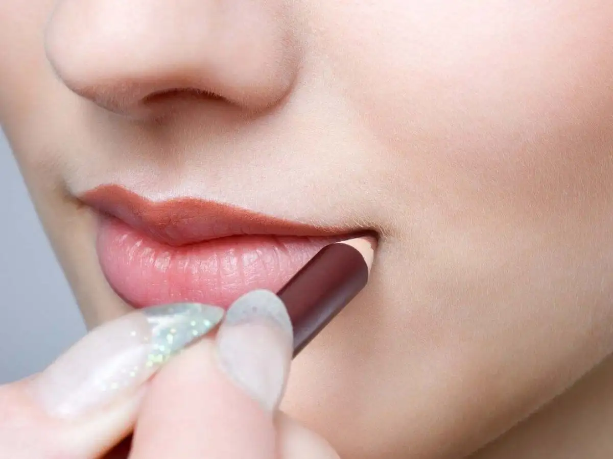 Kẻ viền môi là kỹ thuật giúp môi mỏng trông đầy đặn hơn