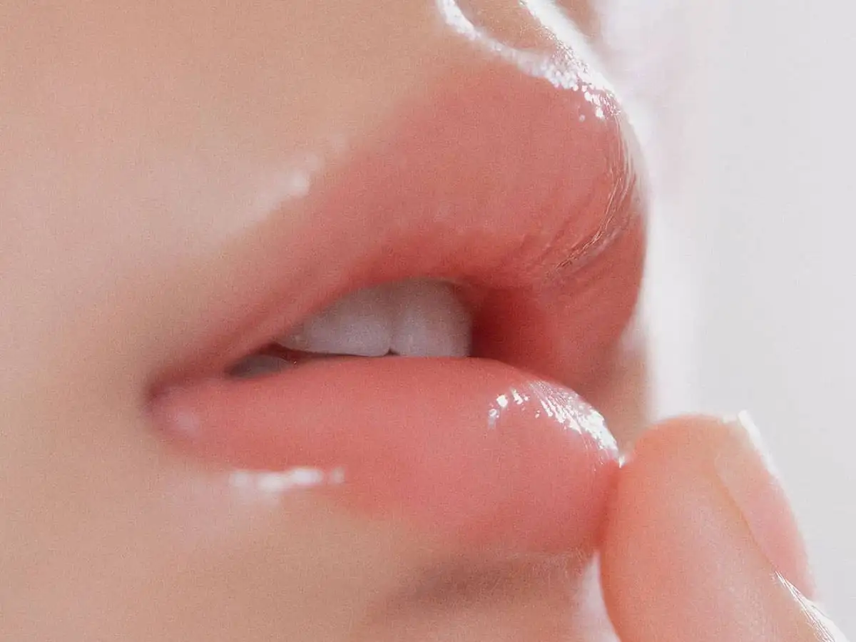 Với môi dày, son bóng trong suốt hoặc các màu nude nhẹ nhàng thường là lựa chọn an toàn