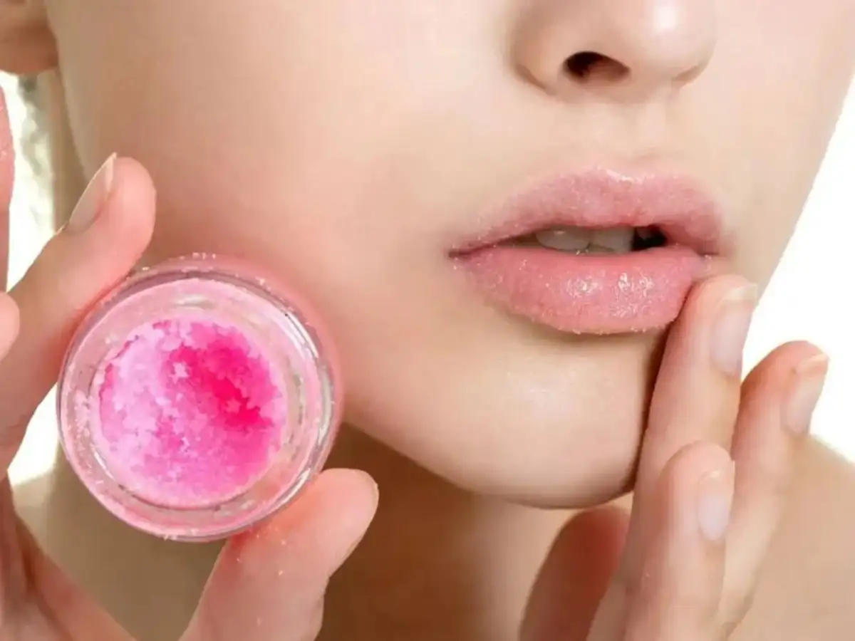 Lớp da môi khô, bong tróc chính là thủ phạm khiến son lên không đều, dễ bị vón cục