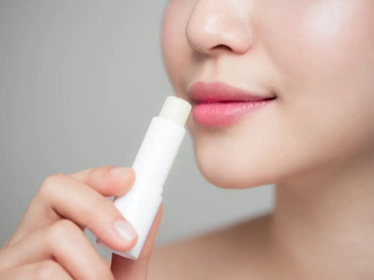 Sau khi tẩy tế bào chết, đừng quên cấp ẩm cho môi