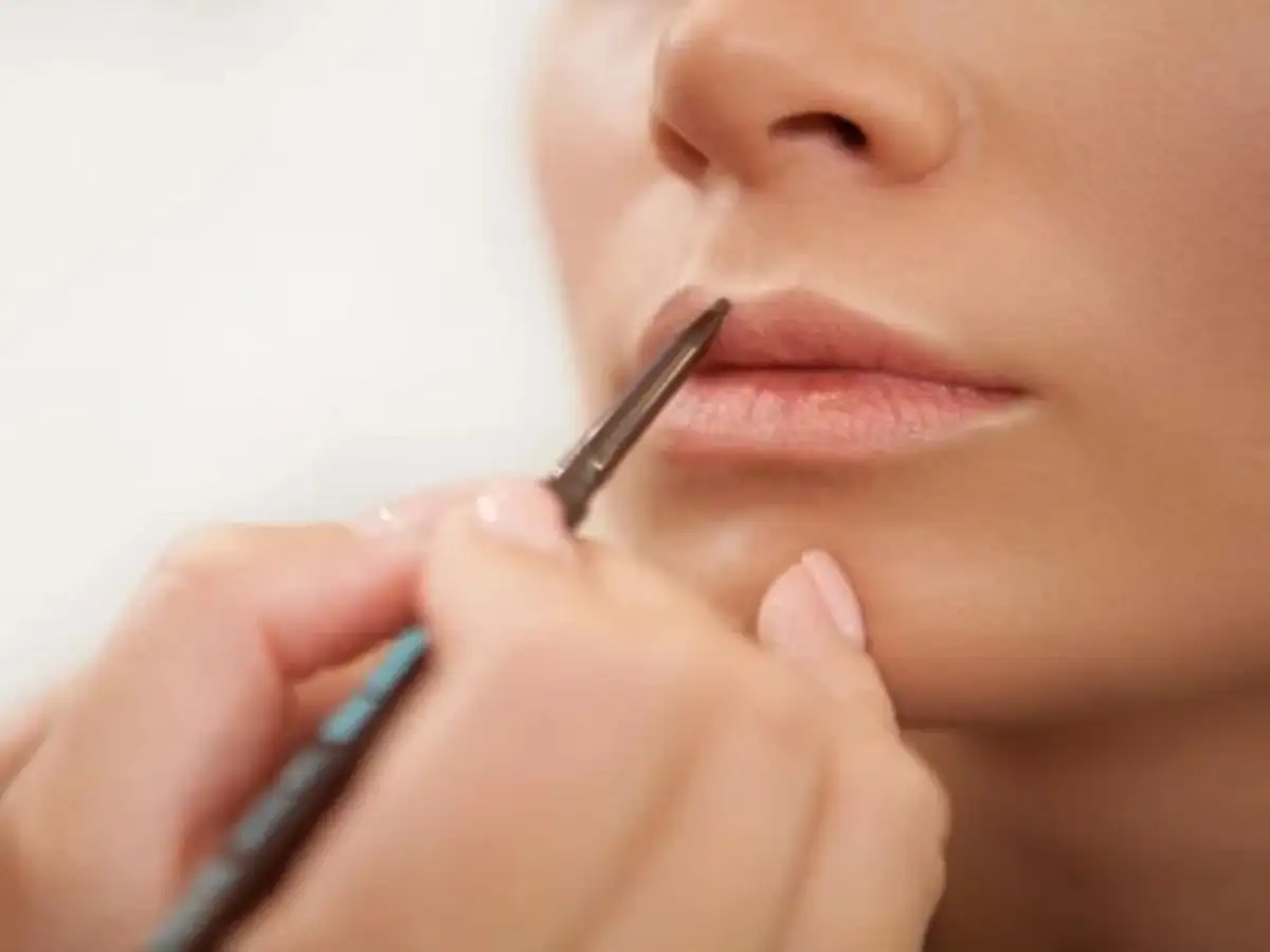 Kẻ viền môi sẽ giúp định hình khuôn môi rõ nét hơn