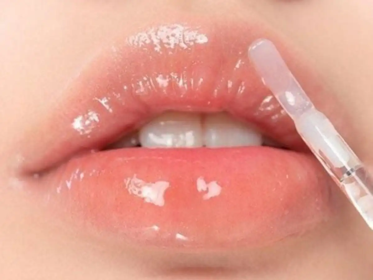 Hãy lấy một lượng son bóng vừa đủ, đừng lấy quá nhiều kẻo gây bết dính