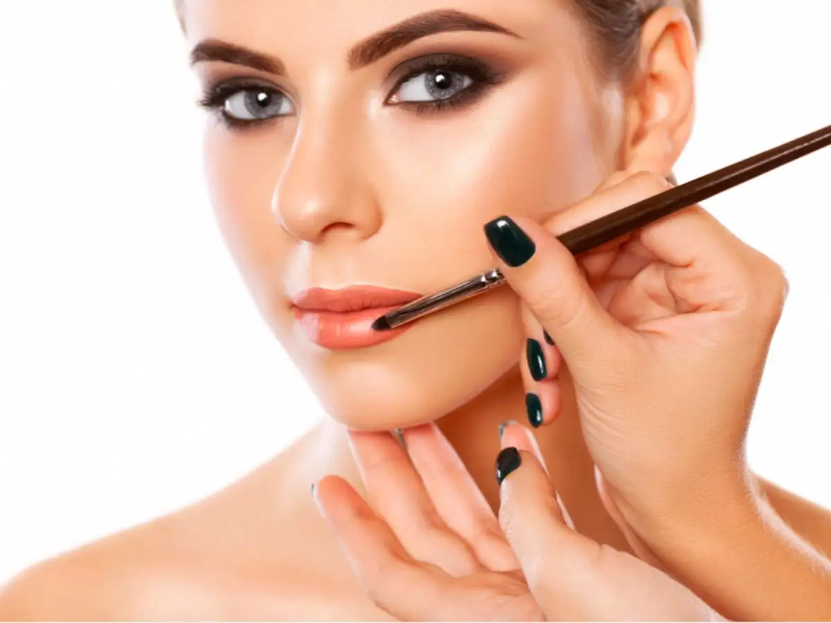 Lớp son nền mỏng nhẹ giúp son bóng giữ được lâu hơn trên môi
