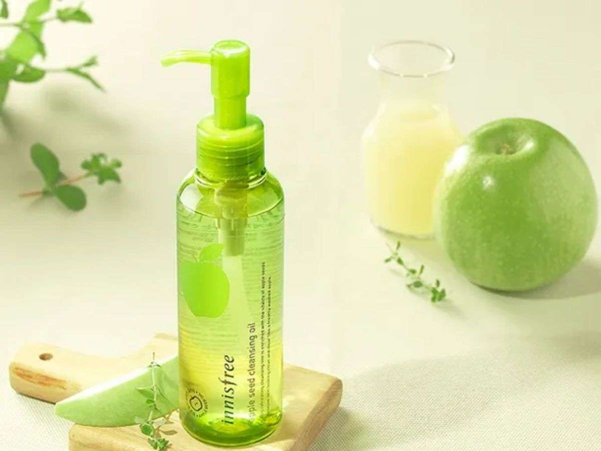 Dầu tẩy trang với kết cấu trong suốt