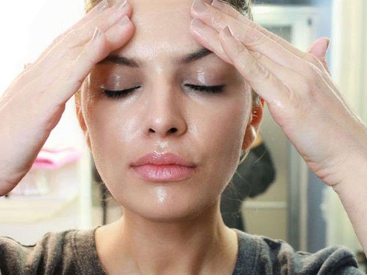 Massage nhẹ nhàng trên mặt