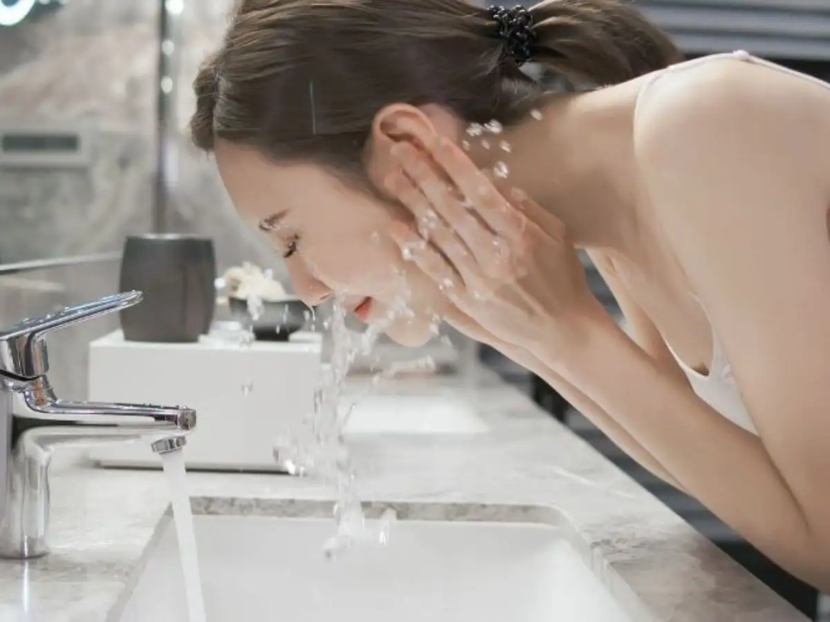 Rửa sạch với nước toàn bộ lớp nhũ hóa