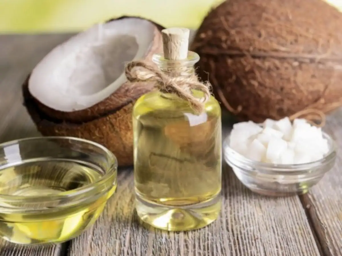 Mặt nạ môi từ dầu dừa hoặc dầu oliu
