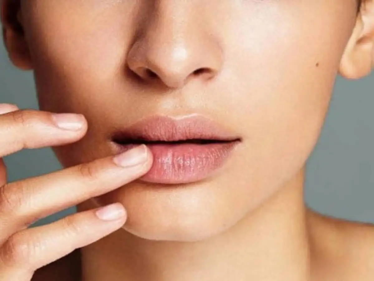 Việc chăm sóc đôi môi không chỉ dành riêng cho phái đẹp