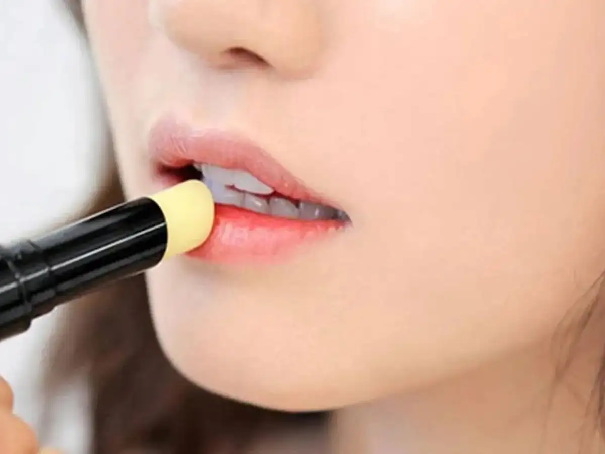 Đừng quên chống nắng cho môi