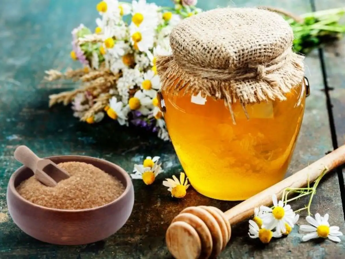 Tẩy da chết môi bằng đường và mật ong